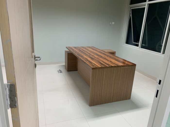 Custom Meja Direktur