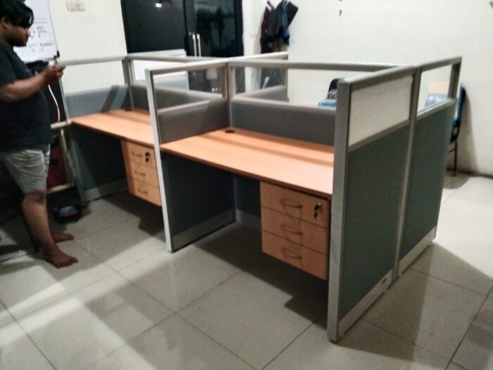 Custom Meja Partisi 4 Orang